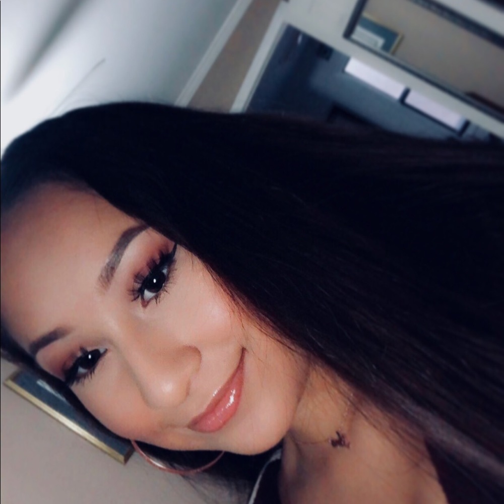 Meet your Posher, Ana